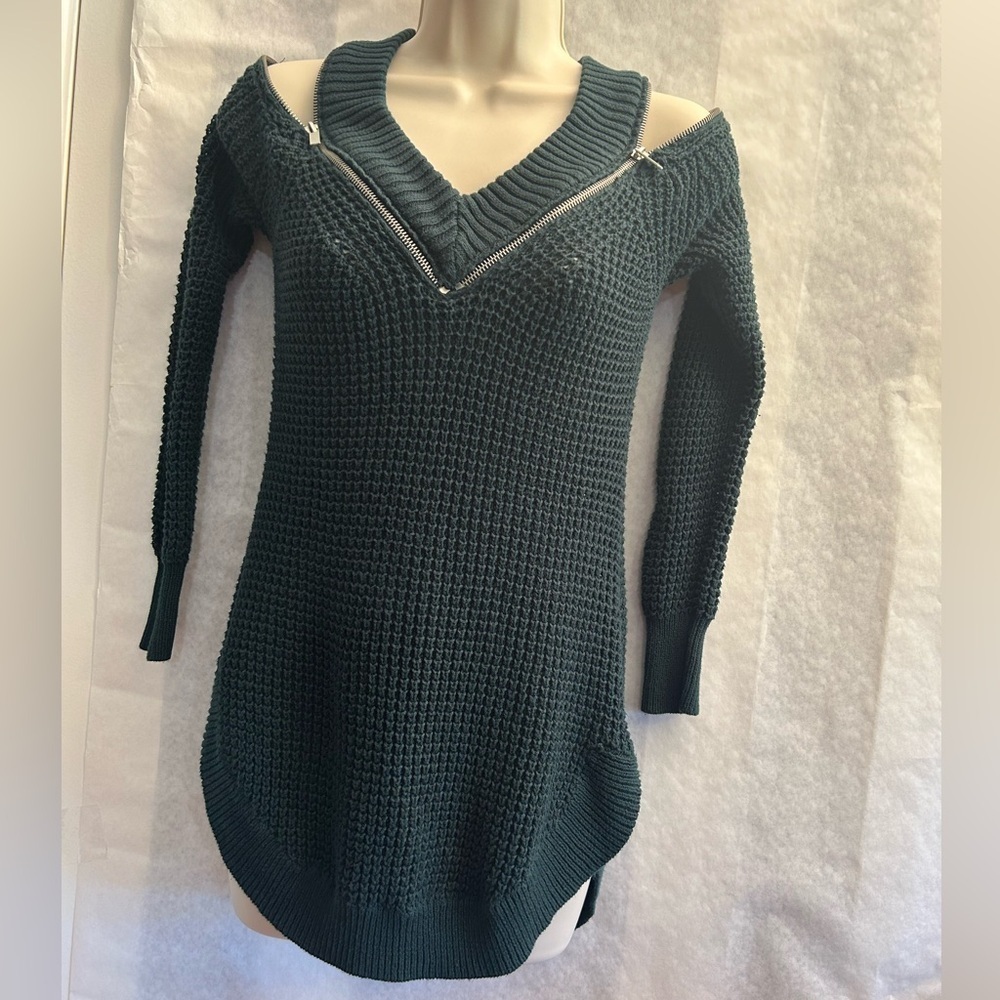 G by Guess Green Cold Shoulder Tunic Sweater V-Neck w/zipper accent Sz-XS.‎  N14